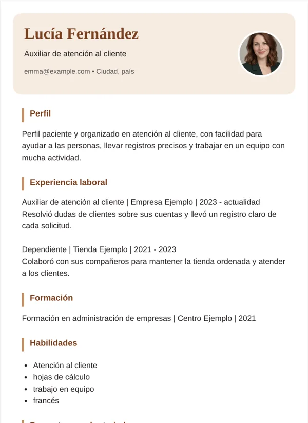 Creativa diseño de CV con datos de ejemplo ficticios
