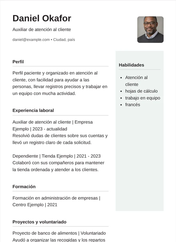 Columna lateral diseño de CV con datos de ejemplo ficticios